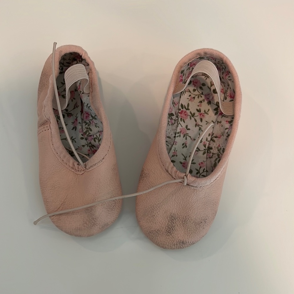 Very lightly worn light pink toddler size 7 1/2 ballet slipper